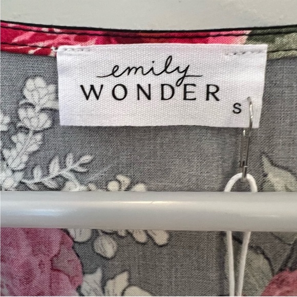 Emily Wonder Women's Black Floral Top size small - Picture 7 of 8